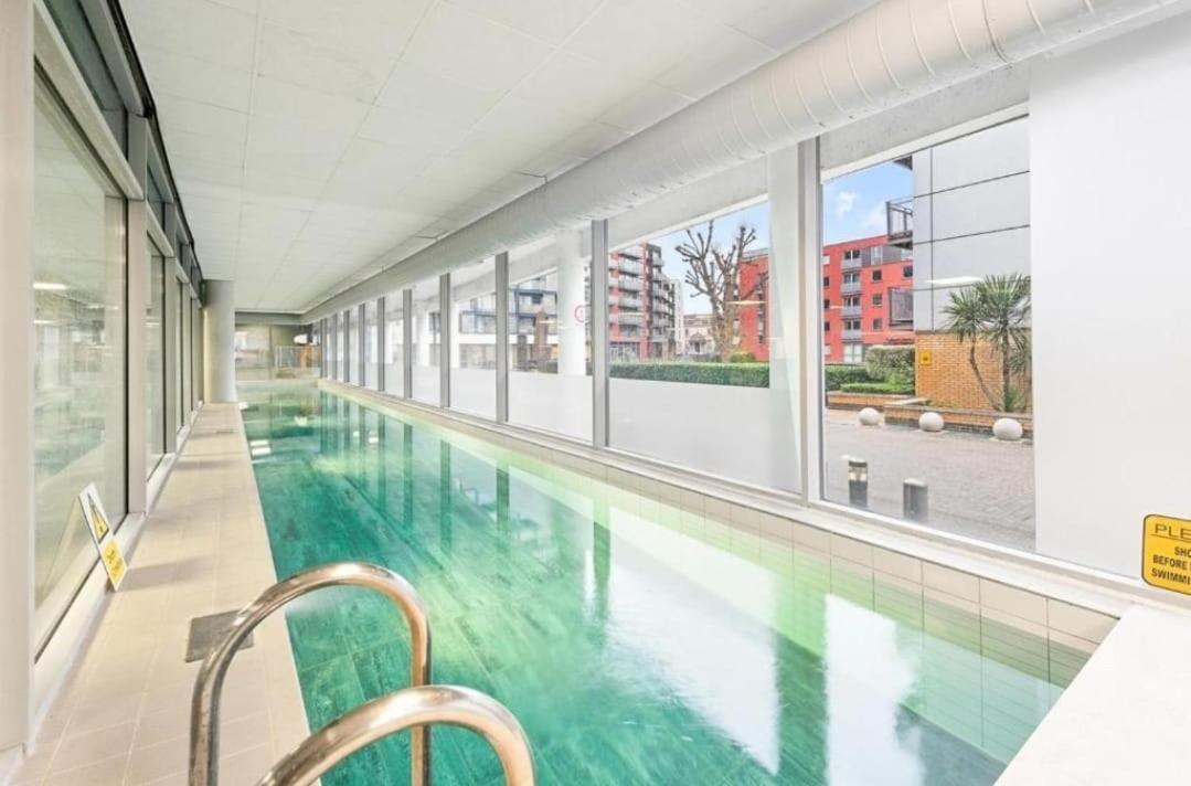 1br-4guests-pool-gym-parking-neargreenwich *